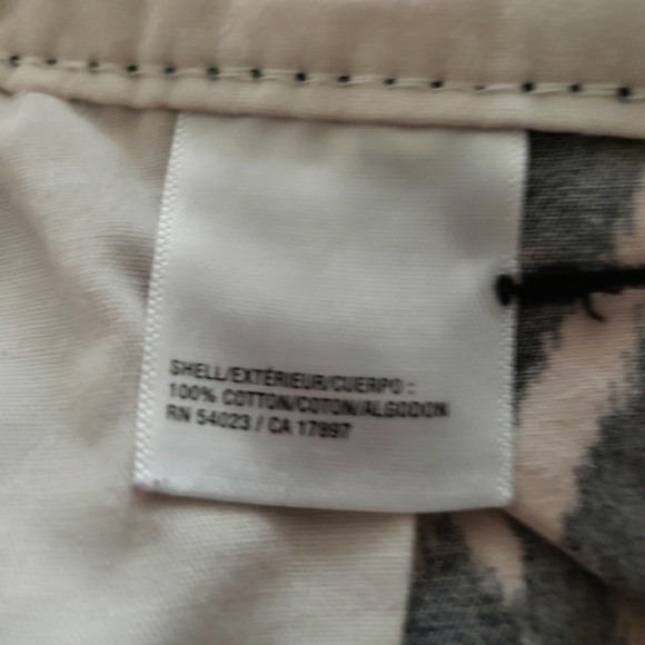 Old Navy ladies 12 cream/black ikat print 3" inseam shorts - Picture 6 of 6